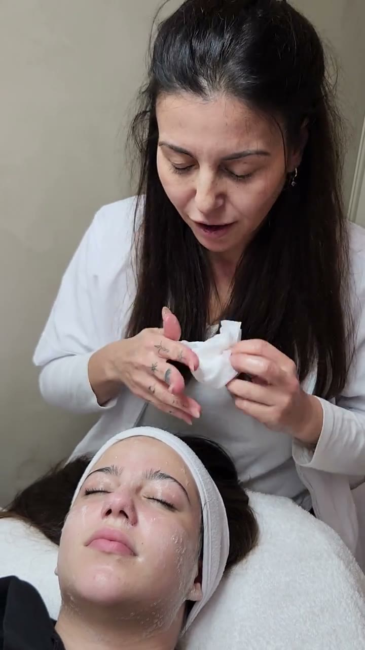 מיכל פאר בטיפול אקנה לנערה